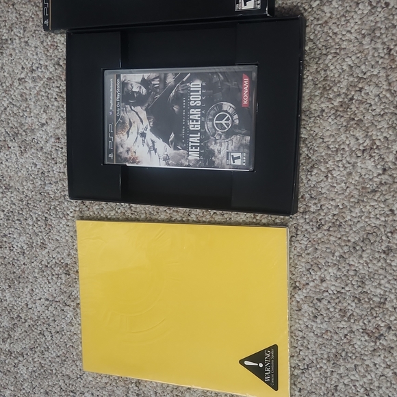 PSP Metal Gear Solid Limited Edition boxed set - Picture 2 of 2